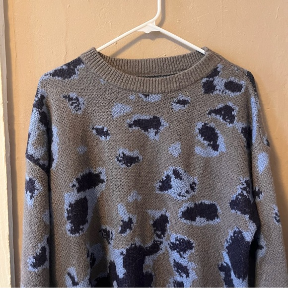gray knit oversized sweater with blue abstract print - Picture 11 of 15
